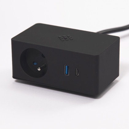 VersaQ  1x 230V, USB A+C 5V, bezdrátové nabíjení QI, černá