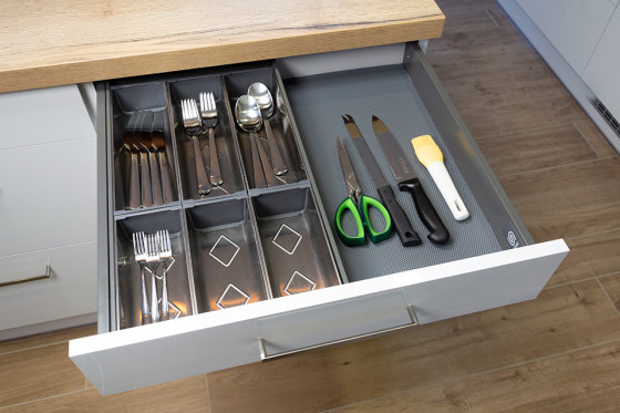 K-StrongMax 16 zásuvka H89/500mm, černá, příborník SM 600, protiskluz černá