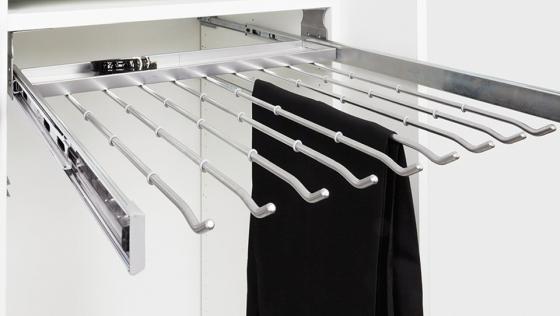 HETTICH 9079968 věšák na kalhoty, výsuvný, 800mm, stříbrná