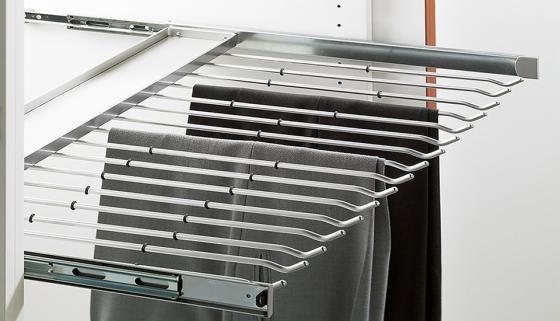HETTICH 9079962 Výsuvný věšák na kalhoty 800 mm
