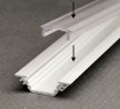 StrongLumio krycí lišta C k LED profilům naklapávací, 1000mm průsvitná