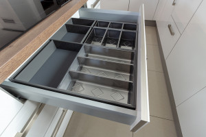 K-StrongMax 16 zásuvka H89/500mm, šedá, příborník SM 900, protiskluz černá