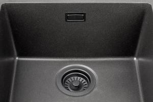 StrongSinks S3 Sifon pro úsporu místa pro granitové dřezy, černý sítkový ventil