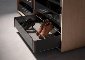 K-KES Conero, zásuvka na boty a čelní+zadní výplň, H168/475, KB=900, černá