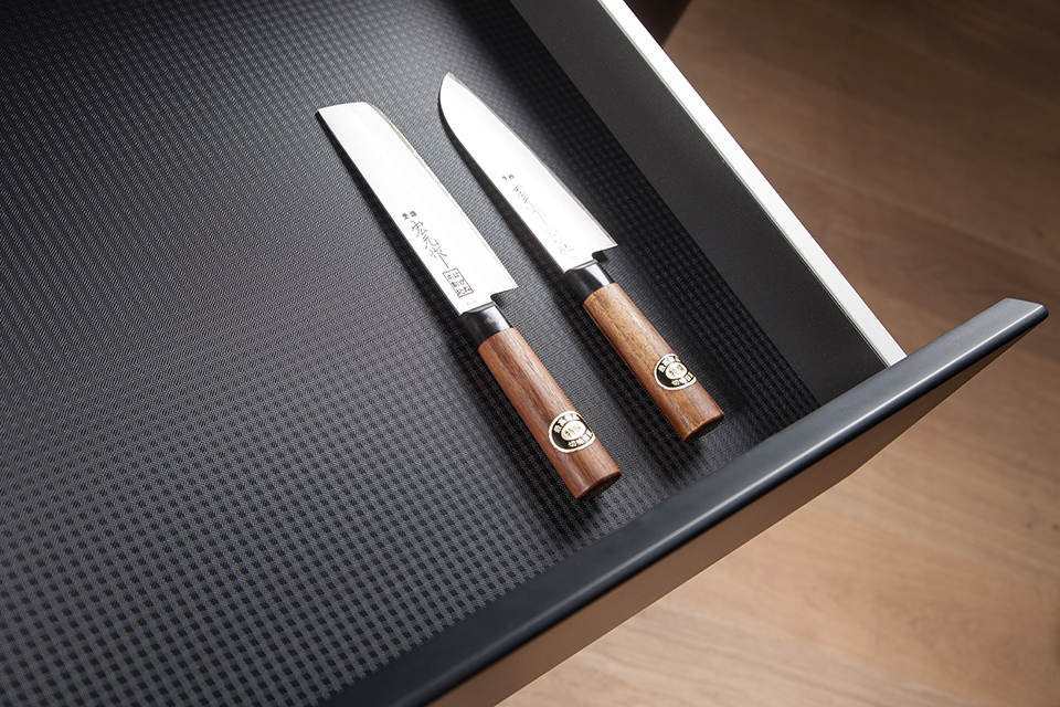 K-StrongMax 16 zásuvka H121/500mm, šedá, protiskluz Ago-Kristall 900 černá